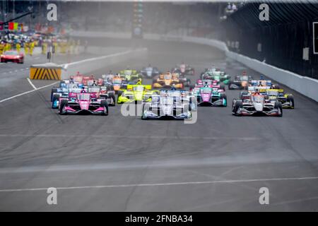 Indianapolis, Indiana, Stati Uniti. 15 maggio 2021. Le squadre DELLA SERIE NTT INDYCAR corrono per il Gran Premio del GMR all'autodromo di Indianapolis, Indiana. Credit: Brian Spurlock Grindstone Media/ASP/ZUMA Wire/Alamy Live News Foto Stock