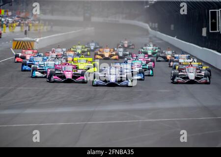 Indianapolis, Indiana, Stati Uniti. 15 maggio 2021. Le squadre DELLA SERIE NTT INDYCAR corrono per il Gran Premio del GMR all'autodromo di Indianapolis, Indiana. Credit: Brian Spurlock Grindstone Media/ASP/ZUMA Wire/Alamy Live News Foto Stock