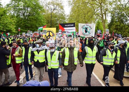 Londra, Regno Unito. 15 maggio 2021. I manifestanti attraversano Hyde Park durante la manifestazione pro-Palestina. Migliaia di persone hanno marciato a Londra a sostegno della Palestina. Credit: SOPA Images Limited/Alamy Live News Foto Stock