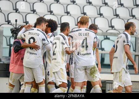 Torino, Italia. 15 maggio 2021. Juventus celebra durante la Serie UNA partita di calcio tra Juventus FC e Inter Milan. Gli stadi sportivi di tutta Italia restano soggetti a rigorose restrizioni a causa del Coronavirus Pandemic, in quanto le leggi governative in materia di distanziamento sociale vietano i tifosi all'interno dei locali, con conseguente gioco a porte chiuse. Juventus ha vinto 3-2 su Inter Milan (Foto di Alberto Gandolfo/Pacific Press) Credit: Pacific Press Media Production Corp./Alamy Live News Foto Stock