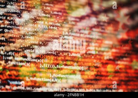 Sito web semplice codice HTML con tag colorati in vista del browser su sfondo scuro Foto Stock