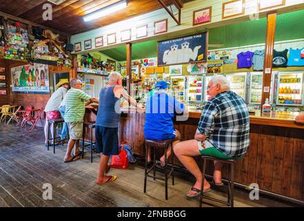 Clienti all'interno del Walkabout Creek Hotel presentato nel film di Crocodile Dundee, McKinlay, Queensland, QLD, Australia. Foto Stock