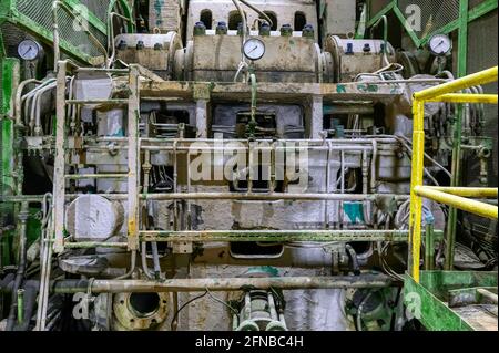 Vecchio frantumatore di pietra. Frantumatore a ganasce per frantumazione di minerali Foto Stock