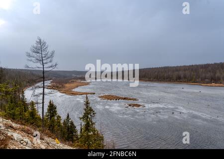 Le rive di un ampio fiume taiga. Fiume Irelyakh, Yakutia Russia Foto Stock