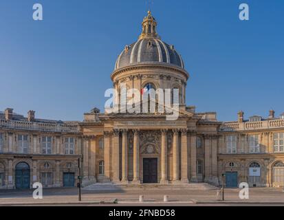 Parigi, Francia - 05 02 2021: Vista dell'Institut de France dal Pont des Arts Foto Stock