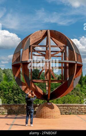 Un uomo fotografa l'uomo Vinci nel centro storico di Vinci, Firenze, Italia Foto Stock