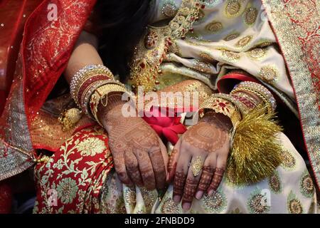 Un closeup sposa del Bangladesh con anello di nozze in dito Foto Stock