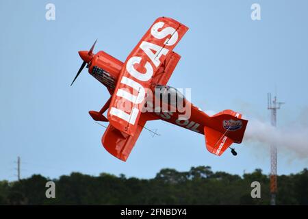 Melbourne, Stati Uniti. 16 maggio 2021. Aerobat Mike Wiskus si esibisce al Great Florida Air Show presentato da Northrup Grumman a Melbourne, Florida, sabato 15 maggio 2021. Foto di Joe Marino/UPI Credit: UPI/Alamy Live News Foto Stock