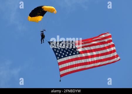 Melbourne, Stati Uniti. 16 maggio 2021. Il team di salto SOCOM statunitense si esibir al Great Florida Air Show presentato da Northrup Grumman a Melbourne, Florida, sabato 15 maggio 2021. Foto di Joe Marino/UPI Credit: UPI/Alamy Live News Foto Stock