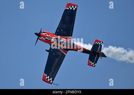 Melbourne, Stati Uniti. 16 maggio 2021. Aerobat Rob Holland si esibisce al Great Florida Air Show presentato da Northrup Grumman a Melbourne, Florida, sabato 15 maggio 2021. Foto di Joe Marino/UPI Credit: UPI/Alamy Live News Foto Stock