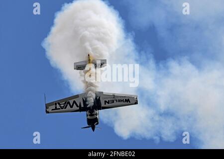 Melbourne, Stati Uniti. 16 maggio 2021. Aerobat Rob Holland si esibisce al Great Florida Air Show presentato da Northrup Grumman a Melbourne, Florida, sabato 15 maggio 2021. Foto di Joe Marino/UPI Credit: UPI/Alamy Live News Foto Stock