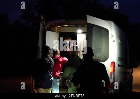 Del Rio, Stati Uniti. 15 maggio 2021. I migranti provenienti dal Venezuela vengono caricati con pattuglia di confine in un furgone del Rio Texas dopo aver attraversato il confine USA/Messico a del Rio Texas USA. Secondo stime non ufficiali, circa 200,000 migranti sono passati negli Stati Uniti lungo il confine meridionale dal febbraio 2021. Credit: SOPA Images Limited/Alamy Live News Foto Stock