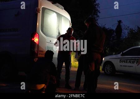 Del Rio, Stati Uniti. 15 maggio 2021. I migranti provenienti dal Venezuela vengono caricati con pattuglia di confine in un furgone del Rio Texas dopo aver attraversato il confine USA/Messico a del Rio Texas USA. Secondo stime non ufficiali, circa 200,000 migranti sono passati negli Stati Uniti lungo il confine meridionale dal febbraio 2021. Credit: SOPA Images Limited/Alamy Live News Foto Stock