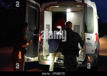 Del Rio, Stati Uniti. 15 maggio 2021. I migranti provenienti dal Venezuela vengono caricati con pattuglia di confine in un furgone del Rio Texas dopo aver attraversato il confine USA/Messico a del Rio Texas USA. Secondo stime non ufficiali, circa 200,000 migranti sono passati negli Stati Uniti lungo il confine meridionale dal febbraio 2021. Credit: SOPA Images Limited/Alamy Live News Foto Stock