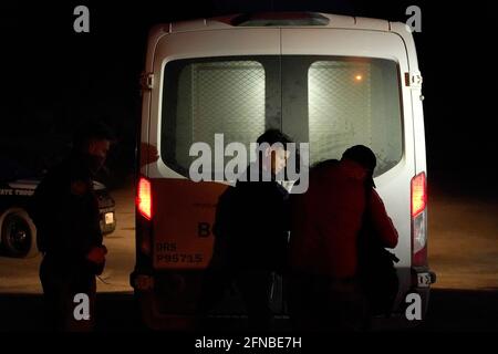 Del Rio, Stati Uniti. 15 maggio 2021. I migranti provenienti dal Venezuela vengono caricati con pattuglia di confine in un furgone del Rio Texas dopo aver attraversato il confine USA/Messico a del Rio Texas USA. Secondo stime non ufficiali, circa 200,000 migranti sono passati negli Stati Uniti lungo il confine meridionale dal febbraio 2021. Credit: SOPA Images Limited/Alamy Live News Foto Stock