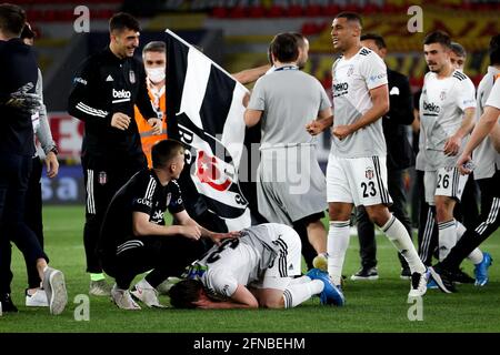 IZMIR, TURCHIA - MAGGIO 15: Besiktas festeggia il campionato durante la partita turca Super Lig tra Goztepe e Besiktas a Goztepe Gursel Aksel Stad Foto Stock