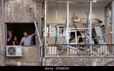 I danni in un edificio residenziale colpito da un razzo sparato dalla striscia di Gaza il 15 maggio 2021 a Ramat Gan, Israele. Continuano gli scambi pesanti di fuoco tra i militanti palestinesi e i militari israeliani. I militanti hanno sparato più di 1800 razzi verso Israele da lunedì sera, mentre Israele ha colpito oltre 750 bersagli a Gaza in risposta. Foto Stock