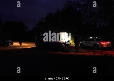 Del Rio, Stati Uniti. 15 maggio 2021. I migranti provenienti dal Venezuela sono detenuti dalla Texas Highway Patrol dopo aver attraversato il confine tra Stati Uniti e Messico negli Stati Uniti. Secondo stime non ufficiali, circa 200,000 migranti sono passati negli Stati Uniti lungo il confine meridionale dal febbraio 2021. (Foto di J Lamparski/SOPA Images/Sipa USA) Credit: Sipa USA/Alamy Live News Foto Stock