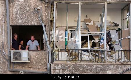 I danni in un edificio residenziale colpito da un razzo sparato dalla striscia di Gaza il 15 maggio 2021 a Ramat Gan, Israele. Continuano gli scambi pesanti di fuoco tra i militanti palestinesi e i militari israeliani. I militanti hanno sparato più di 1800 razzi verso Israele da lunedì sera, mentre Israele ha colpito oltre 750 bersagli a Gaza in risposta. Foto Stock