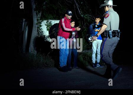 Del Rio, Stati Uniti. 15 maggio 2021. I migranti provenienti dal Venezuela sono detenuti dalla Texas Highway Patrol dopo aver attraversato il confine tra Stati Uniti e Messico negli Stati Uniti. Secondo stime non ufficiali, circa 200,000 migranti sono passati negli Stati Uniti lungo il confine meridionale dal febbraio 2021. (Foto di J Lamparski/SOPA Images/Sipa USA) Credit: Sipa USA/Alamy Live News Foto Stock