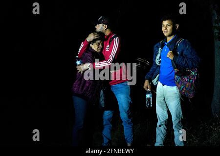 Del Rio, Stati Uniti. 15 maggio 2021. I migranti provenienti dal Venezuela camminano lungo una strada sterrata dopo aver attraversato il confine tra Stati Uniti e Messico negli Stati Uniti. Secondo stime non ufficiali, circa 200,000 migranti sono passati negli Stati Uniti lungo il confine meridionale dal febbraio 2021. (Foto di J Lamparski/SOPA Images/Sipa USA) Credit: Sipa USA/Alamy Live News Foto Stock