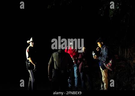 Del Rio, Stati Uniti. 15 maggio 2021. I migranti provenienti dal Venezuela sono detenuti dalla Texas Highway Patrol dopo aver attraversato il confine tra Stati Uniti e Messico negli Stati Uniti. Secondo stime non ufficiali, circa 200,000 migranti sono passati negli Stati Uniti lungo il confine meridionale dal febbraio 2021. (Foto di J Lamparski/SOPA Images/Sipa USA) Credit: Sipa USA/Alamy Live News Foto Stock