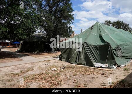 Laredo, Stati Uniti. 15 maggio 2021. Tende visto al shelter.Holding Servizio della Comunità fornisce rifugio, cibo e Covid 19 test all'arrivo di famiglie migranti al centro. Secondo stime non ufficiali, circa 200,000 migranti sono passati negli Stati Uniti lungo il confine meridionale dal febbraio 2021. (Foto di J Lamparski/SOPA Images/Sipa USA) Credit: Sipa USA/Alamy Live News Foto Stock