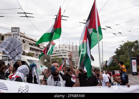 Atene, Grecia. 15 maggio 2021. I manifestanti palestinesi che gridano slogan tengono bandiere e segni fuori dall'ambasciata israeliana, durante la manifestazione. La gente protesta a sostegno dei palestinesi e contro gli attacchi israeliani alla striscia di Gaza a seguito degli appelli di vari gruppi di sinistra a sostegno del popolo palestinese. La polizia greca ha dispiegato gas lacrimogeni e granate di stordimento contro i manifestanti per fermare la manifestazione. Credit: SOPA Images Limited/Alamy Live News Foto Stock