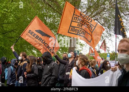 Braunschweig, Germania, 15 maggio 2021, congresso di partito di dimostrazione AFD: Manifesto che chiede solidarietà con i rifugiati e i migranti con l'inadepente tedesco Foto Stock