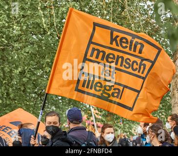 Braunschweig, Germania, 15 maggio 2021, congresso di partito di dimostrazione AFD: Manifesto che chiede solidarietà con i rifugiati e i migranti con l'inadepente tedesco Foto Stock