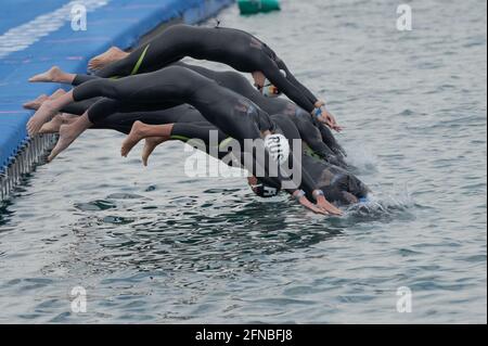 Budapest, Ungheria. 15 maggio 2021. I nuotatori si tuffano in acqua durante l'evento di squadra a 5 km del LEN European Aquatics Championships a Budapest, Ungheria, 15 maggio 2021. Credit: Attila Volgyi/Xinhua/Alamy Live News Foto Stock