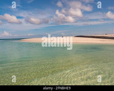 Bella spiaggia tropicale sulla piccola isola, Venu Isola, Pulau Venu, vicino Kaimana, Papua occidentale, in Indonesia Foto Stock