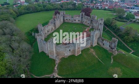 Una vista aerea dello storico Castello di Framlingham a Suffolk, Regno Unito Foto Stock