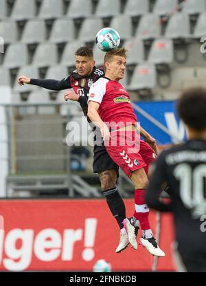 Friburgo, Germania. 15 maggio 2021. Lucas HERNANDEZ (FCB 21) competere per la palla, affrontare, duello, header, zweikampf, Azione, lotta contro Nils PETERSEN, FRG 18 nella partita SC FREIBURG - FC BAYERN MUENCHEN 2-2 1.Lega di calcio tedesca il 15 maggio 2021 a Friburgo, Germania Stagione 2020/2021, giorno di incontro 33, 1.Bundesliga, FCB, München, 33.Spieltag, Credit: Peter Schatz/Alamy Live News Foto Stock