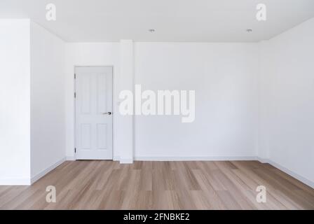 Interno domestico, stanza vuota. Parete e soffitto bianchi con pavimento in legno Foto Stock