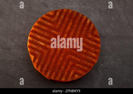 Prodotti delle Isole Canarie - formaggio di capra semi-stagionato dolce coperto Con paprika realizzata su Fuerteventura Foto Stock