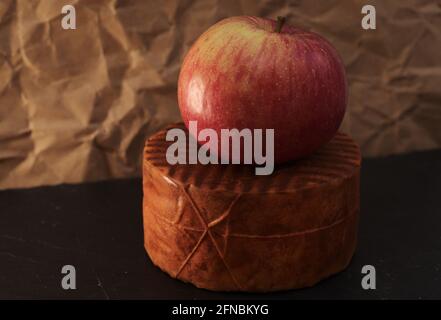 Prodotti delle Isole Canarie - formaggio di capra semi-stagionato dolce coperto Con paprika realizzata su Fuerteventura Foto Stock