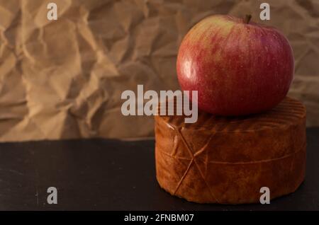 Prodotti delle Isole Canarie - formaggio di capra semi-stagionato dolce coperto Con paprika realizzata su Fuerteventura Foto Stock