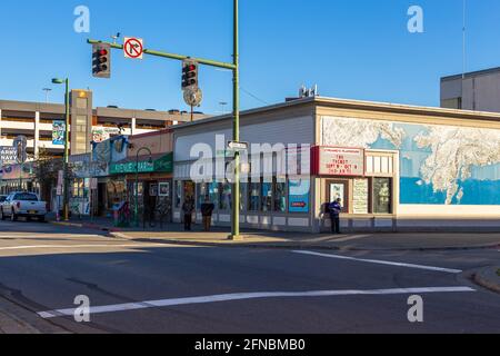 Anchorage, Alaska, USA - 30 settembre 2020: Edifici lungo la Main 4th Avenue, Anchorage Downtown. Foto Stock