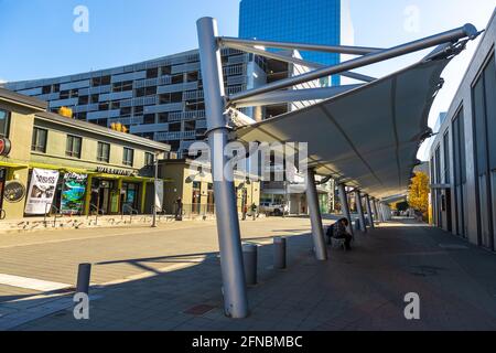 Anchorage, Alaska, USA - 30 settembre 2020: Edifici moderni lungo la Main 6th Avenue, Anchorage Downtown. Foto Stock