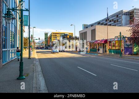 Anchorage, Alaska, USA - 30 settembre 2020: Edifici moderni lungo la Main 6th Avenue, Anchorage Downtown. Foto Stock