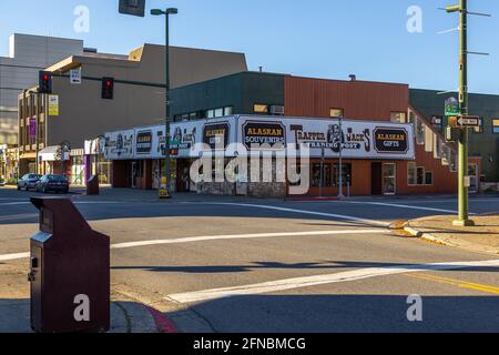 Anchorage, Alaska, USA - 30 settembre 2020: Edifici lungo la Main 4th Avenue, Anchorage Downtown. Foto Stock