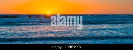 Tramonto sulla magnifica spiaggia della California. Costa del Pacifico per una serata meditativa relax passeggiate. Foto Stock