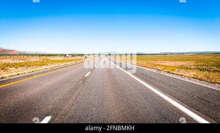 Sulla strada da Las Vegas al Grand Canyon. Autostrada in Nevada. Foto Stock