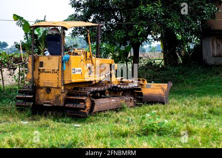 Keraniganj, Dhaka, Bangladesh - 15 maggio 2021: Un vecchio bulldozer arrugginito rimasto inutilizzato sulla prateria per molto tempo Foto Stock