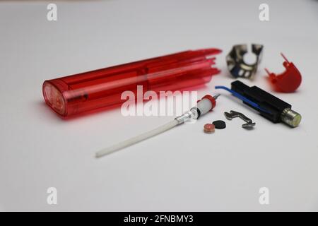 Guasto dell'accendisigari con parte di accensione elettronica, serbatoio, stoppino, tappo e altre parti isolate su sfondo bianco Foto Stock