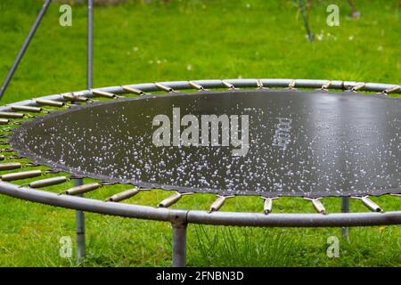 Ashford, Kent, Regno Unito. 16 maggio 2021. Regno Unito tempo: Pioggia pesante e grandine nel villaggio di Hamstreet vicino Ashford nella campagna del Kent. Hail si siede sulla cima di un trampolino. Photo Credit: Paul Lawrenson/Alamy Live News Foto Stock