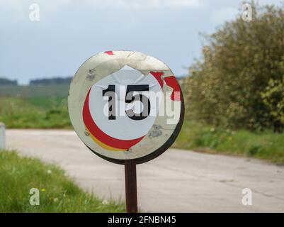 un segnale del limite di velocità di 15 km/h vecchio è usurato da tempo e tempo Foto Stock