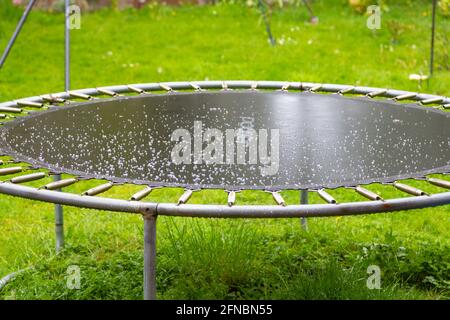 Ashford, Kent, Regno Unito. 16 maggio 2021. Regno Unito tempo: Pioggia pesante e grandine nel villaggio di Hamstreet vicino Ashford nella campagna del Kent. Hail si siede sulla cima di un trampolino. Photo Credit: Paul Lawrenson/Alamy Live News Foto Stock