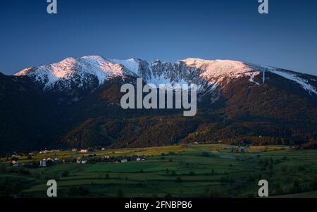 Cambredase picco nevoso visto dal villaggio di Mont-Louis in un alba di primavera (Pirenei Orientali, Occitanie, Francia) ESP: Cambredase nevado en primavera Foto Stock